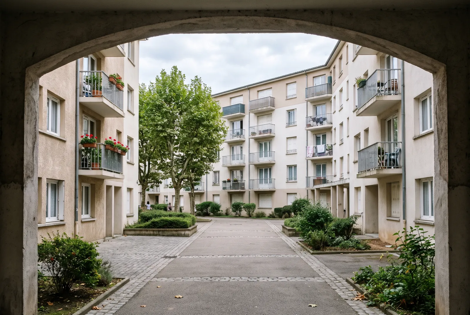Cour intérieure d'un immeuble à Bron